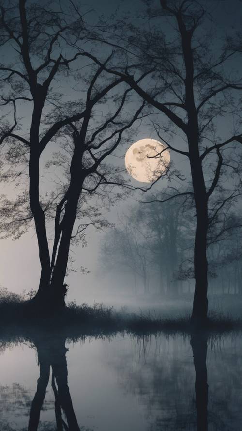 Мистический вид полной луны, освещающей жуткое озеро, окруженное тенистыми деревьями и слабым туманным туманом, катящимся по воде.
