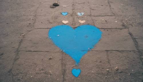 Um coração azul pintado no chão de um parque infantil.