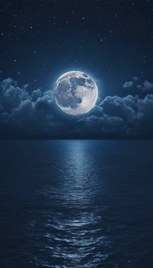 סצנה מרגיעה של אוקיינוס ​​כחול כהה תחת שמי לילה מואר ירח