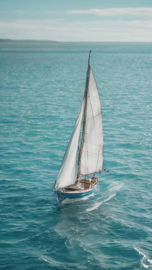 قارب شراعي ذو شراع مخطط باللونين الأزرق والأبيض، يبحر في بحر فيروزي هادئ.