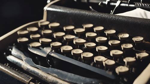 Eine Nahaufnahme einer alten Schreibmaschine mit einer Pergamentrolle unter schwacher, stimmungsvoller Beleuchtung.
