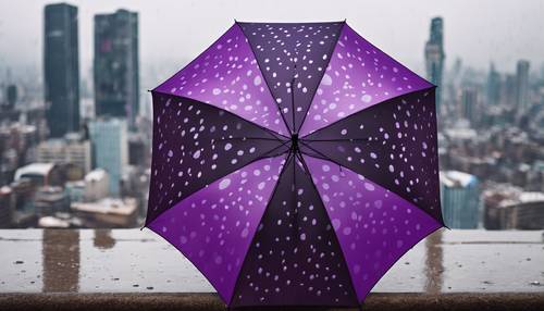 מטריה סגולה מוזרה בהדפס פרה הפתוחה על רקע נוף עירוני גשום.