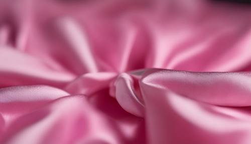 الحرير الوردي مخيط من خلال عين إبرة فضية.