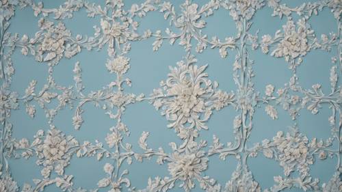 18세기 프랑스 예술에서 영감을 받은 복잡한 꽃무늬 디자인이 있는 밝은 파란색 벽지입니다.