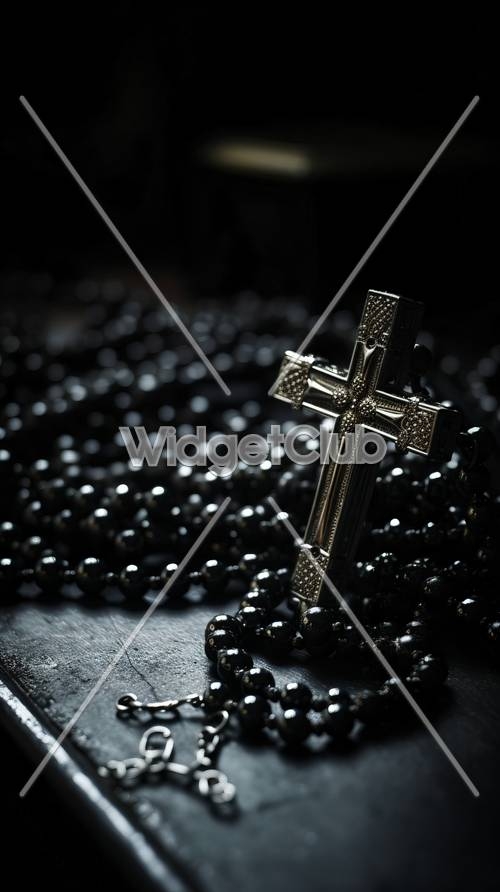 Dark and Shiny Cross Necklace on Wood Tapeta[f43471531b5549ccbaaa]