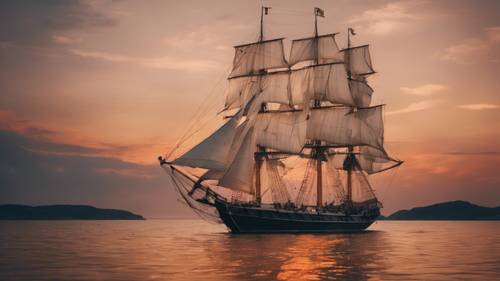 Um veleiro de estilo antigo, com velas brancas em mastro cheio, navegando nos tons alaranjados do crepúsculo