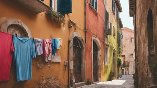 Eine malerische, schmale Gasse in Italien, bedeckt mit bunter, trocknender Wäsche.
