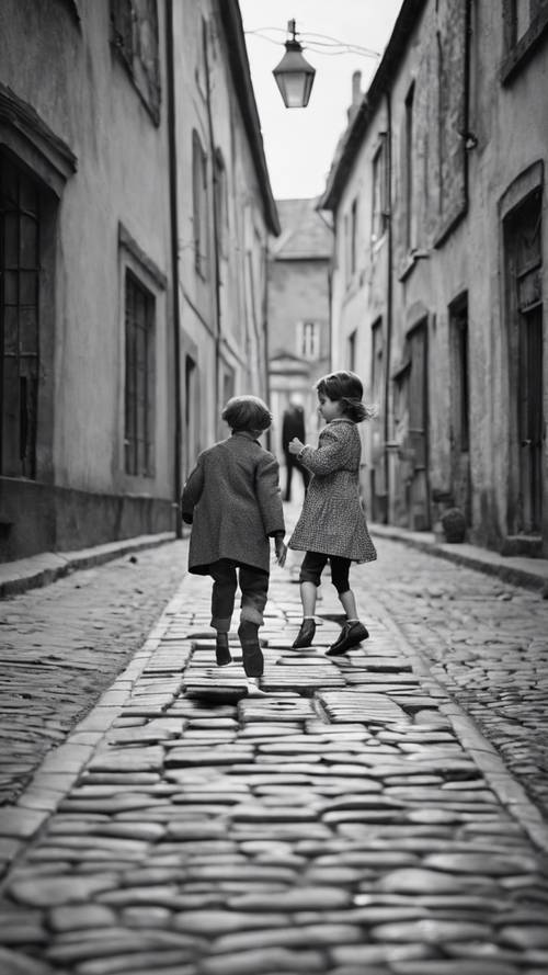Czarno-białe zdjęcie dzieci bawiących się w klasy na brukowanej ulicy. Tętniąca życiem scena pełna ubrań w stylu vintage i starych budynków przypominających Europę lat 40. XX wieku.