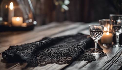 Toalha de renda preta sobre uma mesa de madeira rústica