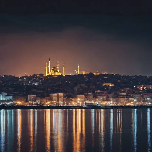 İstanbul&#39;un gece manzarası, Boğaz&#39;a yansıyan ışıltılı şehir ışıkları.