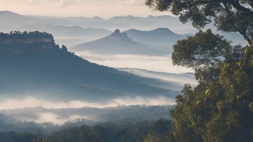 霧濛濛的早晨，遠處的藍山。
