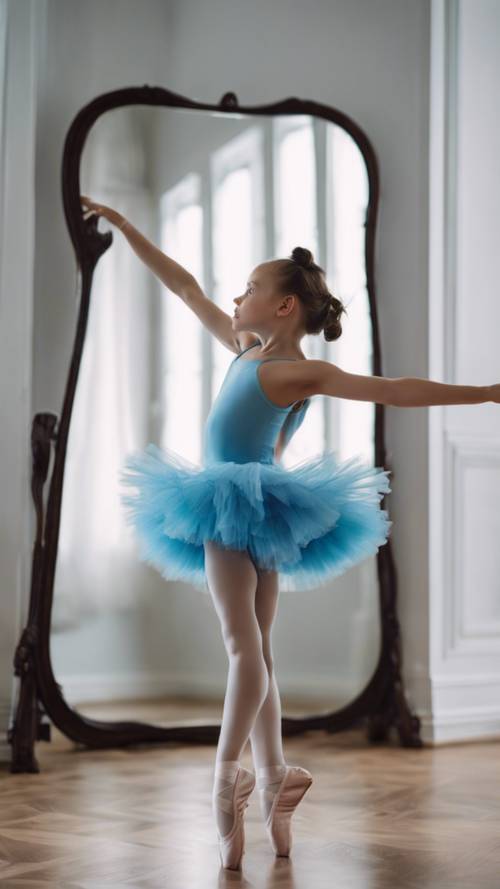 Linda garota com uma roupa de tutu azul, praticando poses de balé em frente a um espelho que vai até o chão.