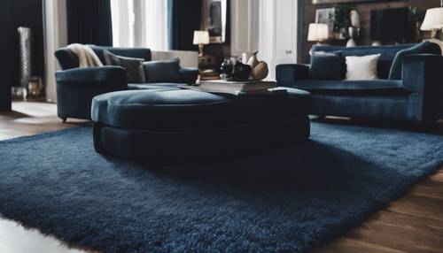 Eine Draufsicht auf einen strukturierten marineblauen Teppich in einem elegant eingerichteten Raum.