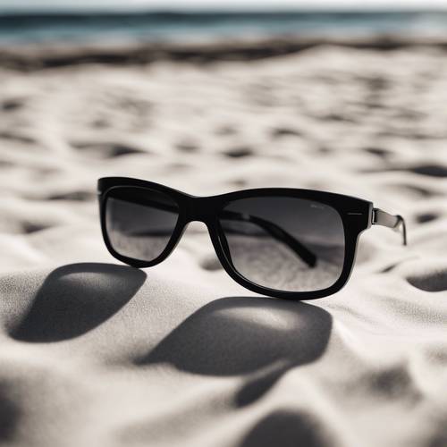 Un par de elegantes gafas de sol con estampado de leopardo en blanco y negro sobre una mesa de playa.