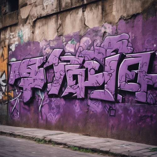 Un muro esposto alle intemperie in un ambiente urbano, coperto da intricati graffiti viola.