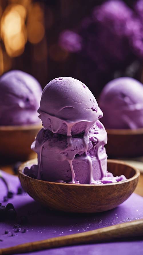 Un helado con sabor a ñame morado presentado en un cuenco de ñame ahuecado.