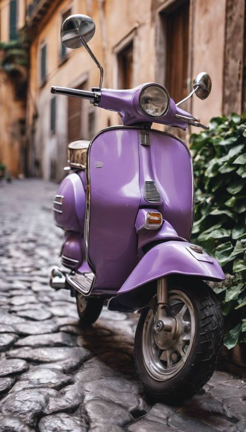 Una classica Vespa lilla parcheggiata in posizione idilliaca contro le strade acciottolate di Roma, Italia.