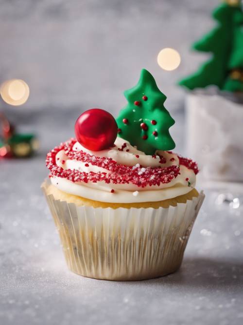 圣诞主题纸杯蛋糕，顶部有奶油冬青装饰。