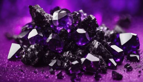 Sekelompok kristal batu kecubung hitam dengan latar belakang ungu cerah.