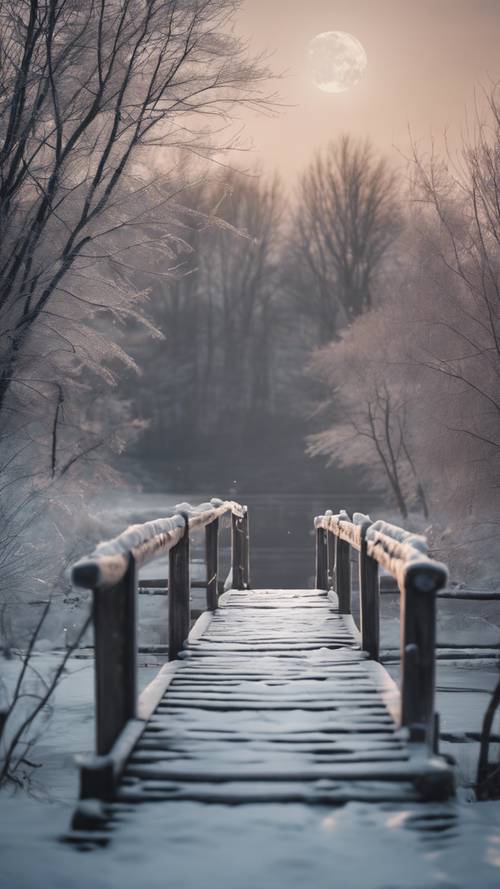 Rustykalny drewniany most rozciągający się nad zamarzniętą rzeką, na którego lodowej powierzchni odbija się zimowy księżyc.
