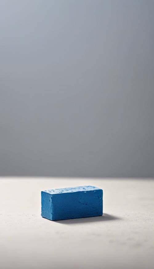Um close-up de um único tijolo azul sobre um fundo branco.
