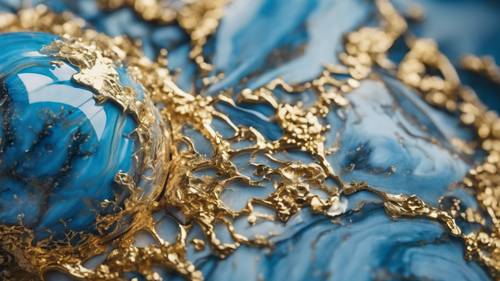 Sepotong marmer biru yang indah dengan pola emas yang unik dan cerah.