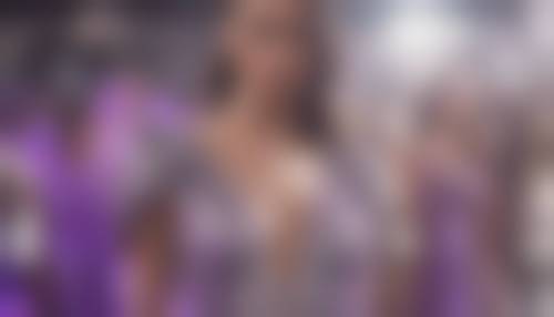 秀場模特兒穿著一件帶有紫色亮片細節的迷人銀色連身裙。 牆紙 [634aad18aecf4f308968]