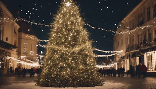 Ein Weihnachtsbaum im Freien auf einem Stadtplatz, umgeben von funkelnden Lichterketten.