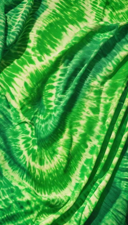 Żywy zielony wzór tie-dye na letnim podkoszulku.