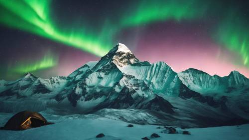 Una imagen del Monte Everest nevado bajo la aurora boreal verde, con la cita de un aventurero.