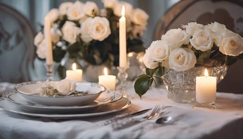 Um jantar romântico à luz de velas com rosas brancas e porcelana fina.
