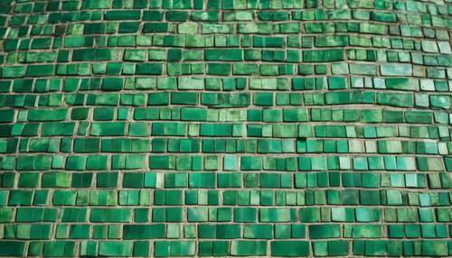 Um mosaico de tijolos verdes polidos formando um padrão complexo na majestosa parede do palácio.