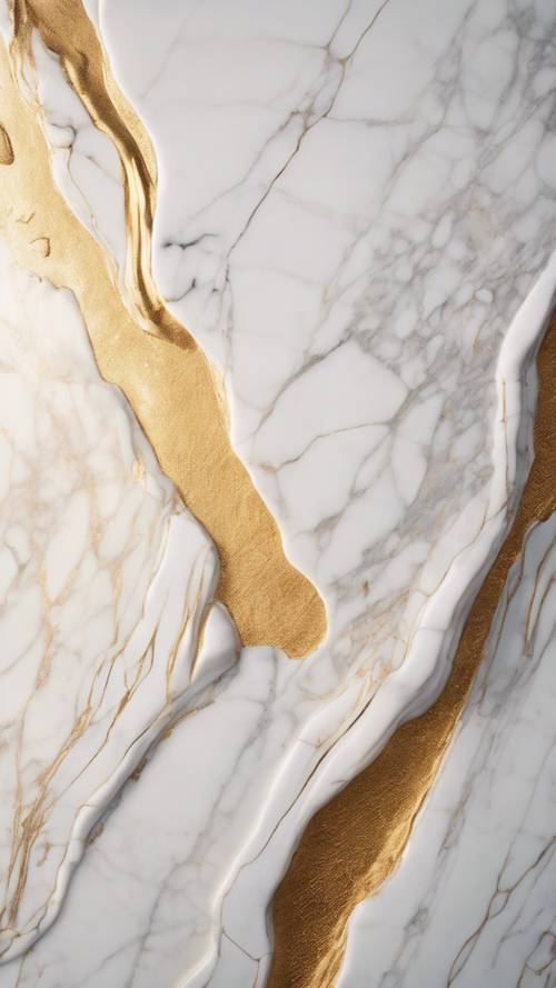 Una lastra di marmo bianco striato di oro radioso, bagnata dalla luce del sole al tramonto.