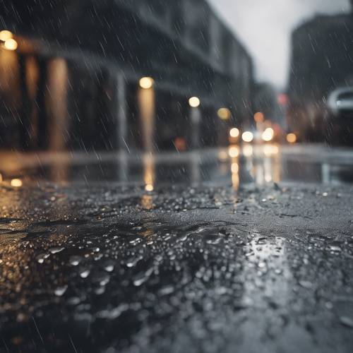 ถนนคอนกรีตสีเทาเข้มชื้นหลังฝนตก