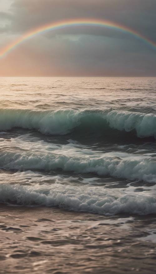 قوس قزح ضخم ذو ألوان محايدة ينحني فوق محيط هادئ خلال أمسية هادئة.
