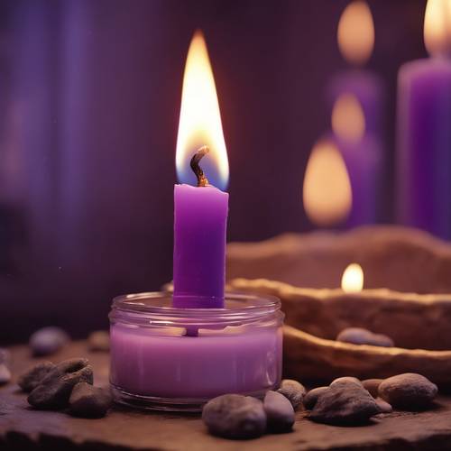 Una foto de un bodegón de la llama de una vela violeta ardiendo constantemente en una serena capilla.