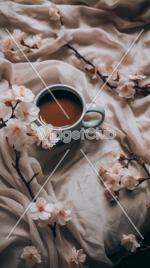 فنجان قهوة مريح مع خلفية أزهار الربيع