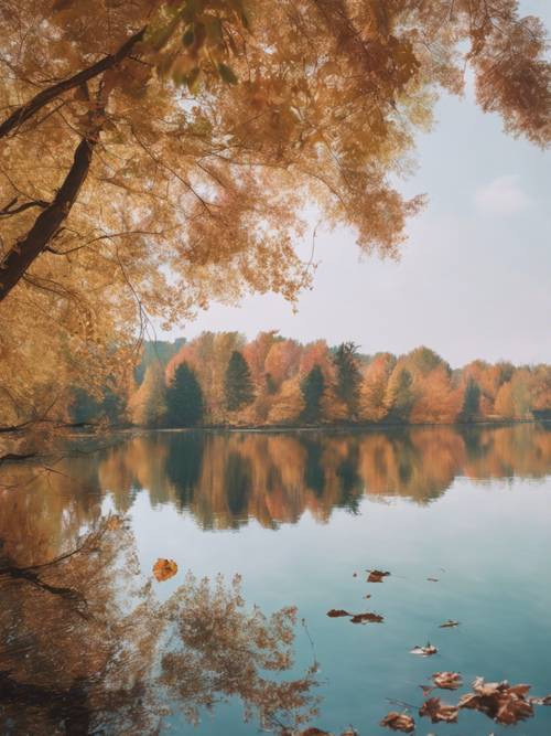 Um lago calmo e sereno refletindo as cores frescas e pastéis das folhas de outono.