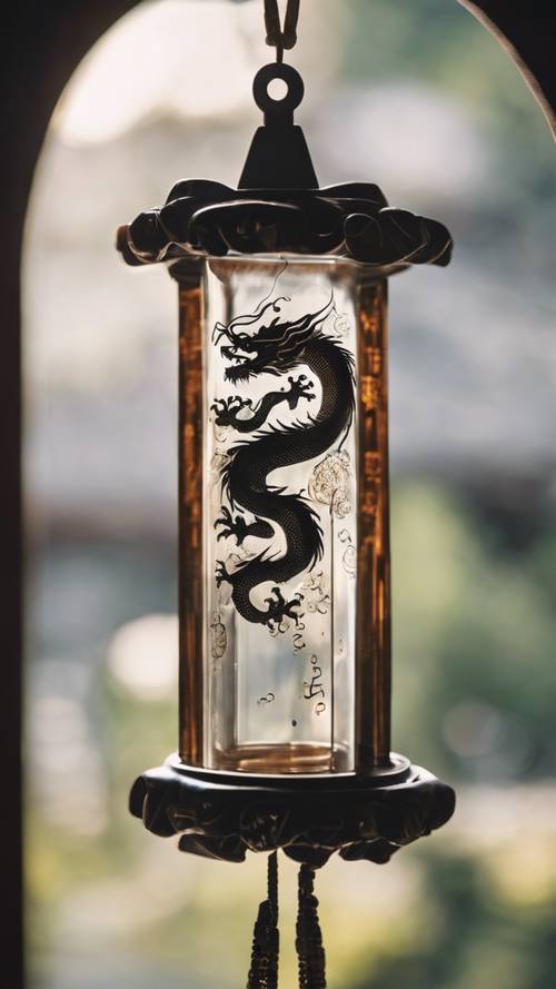 Un drago giapponese inciso su un carillon di vetro appeso in un tempio.