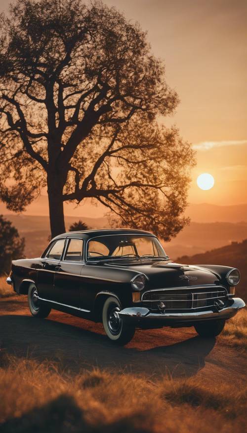 Sylwetka klasycznego samochodu zaparkowanego na wzgórzu, z widokiem na zachód słońca w stylu retro.