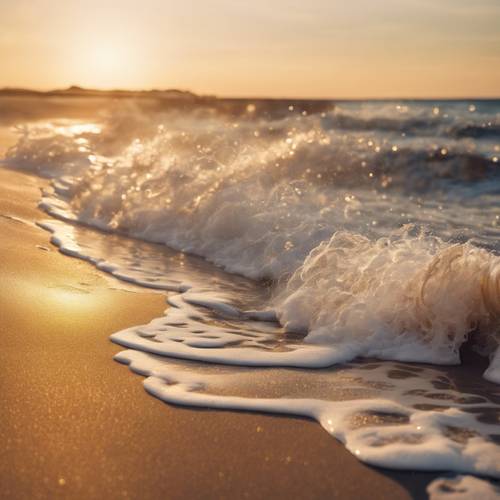 Foco suave de ondas cremosas quebrando suavemente em uma praia sob o pôr do sol dourado.