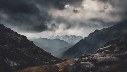 Ein dramatisches Aquarell einer dunklen Berglandschaft unter einem stürmischen Himmel.