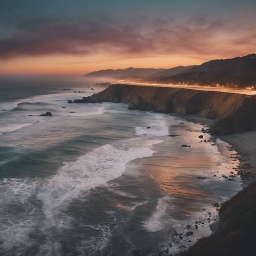 Kultowa autostrada Pacific Coast Highway na obrzeżach Los Angeles o zmierzchu, z rozbijającymi się falami oceanu.