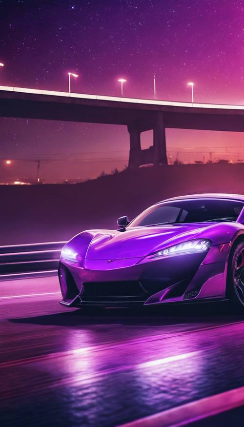 一辆霓虹紫色跑车在繁星点点的夜空下的高速公路上飞驰。