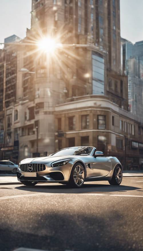 Une voiture de sport élégante en argent étincelant, sous le soleil radieux d’un paysage urbain.