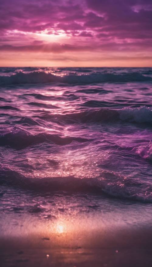 Un magnifique coucher de soleil sur une mer calme, les teintes violettes vibrantes se mélangent aux reflets argentés sur l&#39;eau.