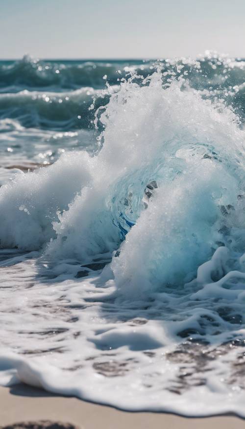 רושם של גלים המתנפצים על חוף חולי לבן המתפרש בשיש כחול ולבן.