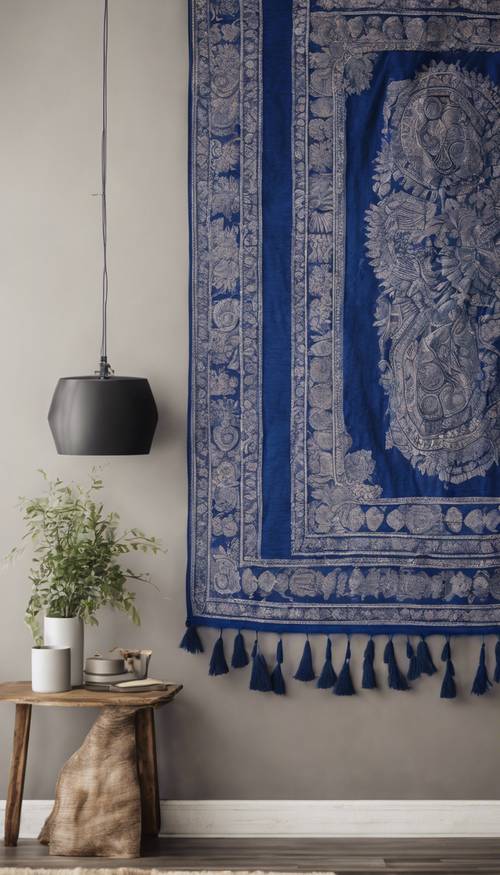 一幅宝蓝色的波西米亚风格独立挂毯挂在一面乡村风格的墙上。