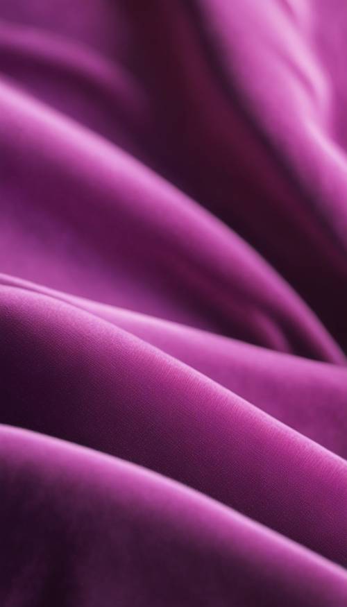 Tampilan jarak dekat dari kain beludru ungu di bawah pencahayaan lembut.