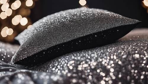 Uma almofada de veludo preto suavemente cintilante com glitter prateado.